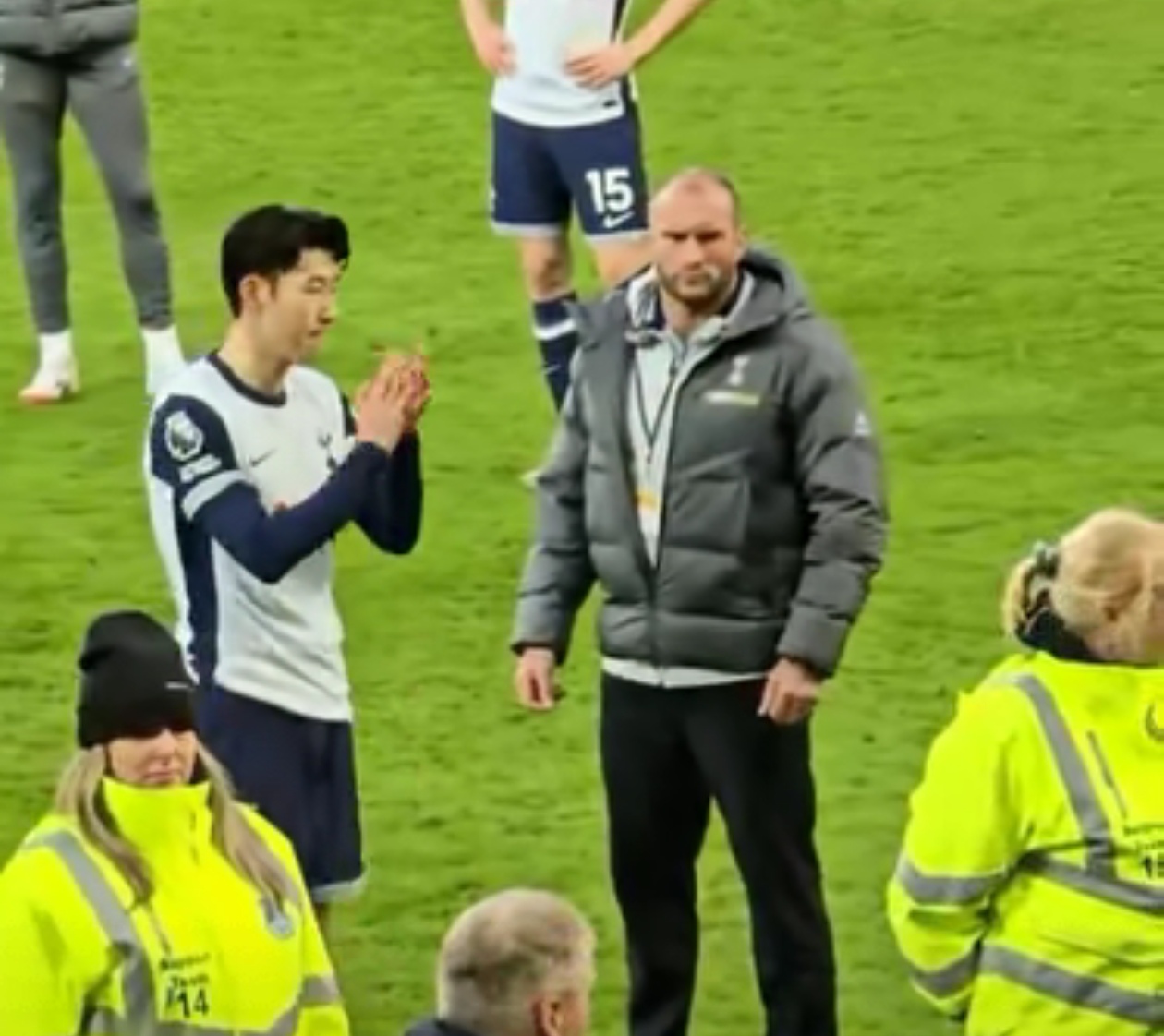 那不勒斯重伤倒地，孙兴慜全队围拢祈祷，场面感人